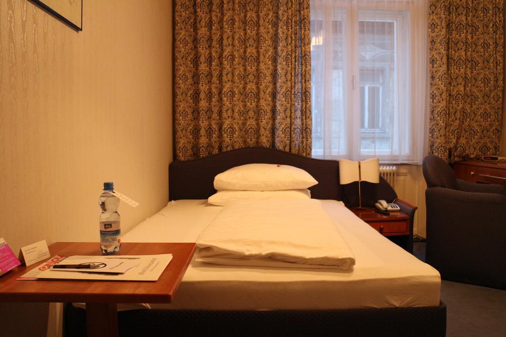 Hotel Schweizerhof Vienna Room photo