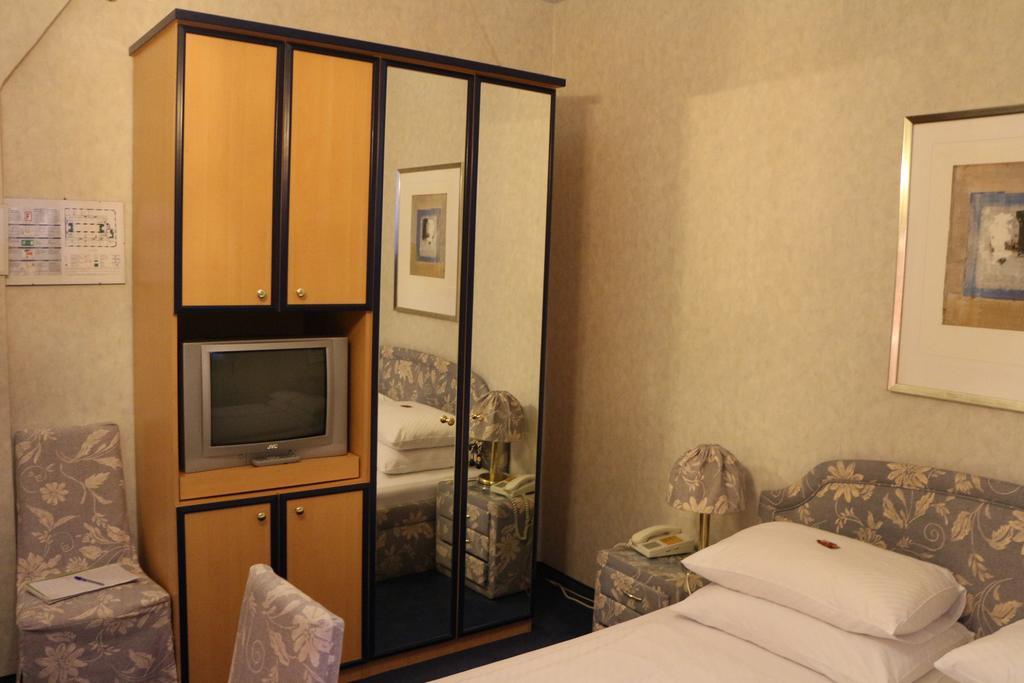 Hotel Schweizerhof Vienna Room photo